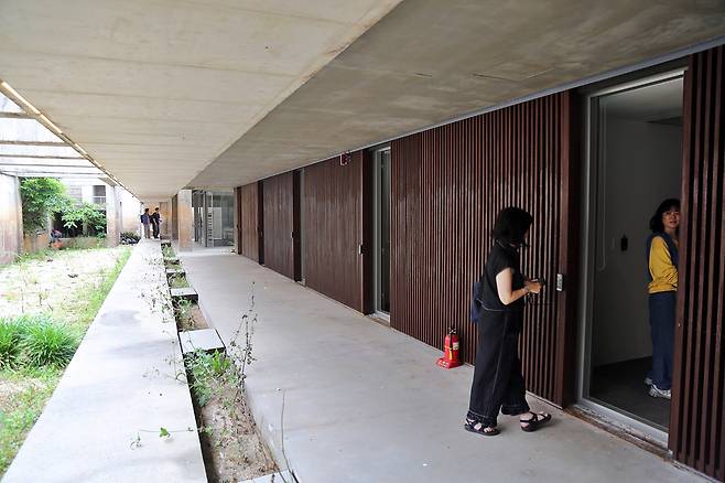 관람객들이 작가의 작업실을 둘러보고 있다 ⓒ제주의소리