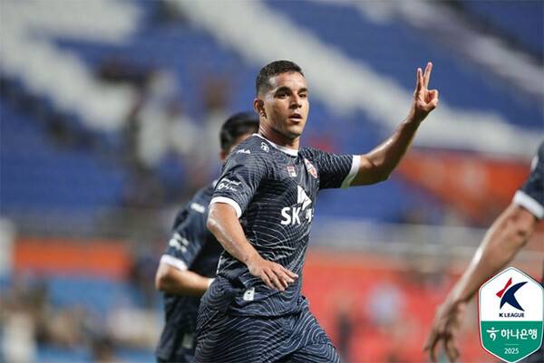 14일 저녁 제주월드컵경기장에서 열린 제주SK와 대구FC의 K리그1 18라운드 경기에서 제주SK 유리가 동점골을 넣고 세레머니를 하고 있다 (사진=한국프로축구연맹)