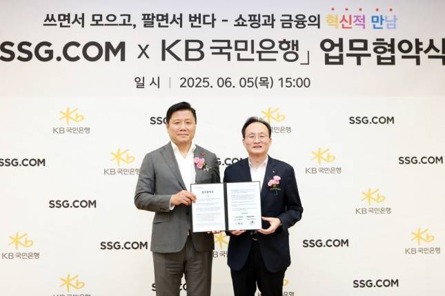 서울 영등포구 소재 SSG닷컴 사옥에서 열린 SSG닷컴-KB국민은행&nbsp;업무 협약식에서 최훈학 SSG닷컴 대표이사(좌측)와&nbsp;이환주 KB국민은행장(우측)이&nbsp;기념촬영을 하고 있다./사진=KB국민은행