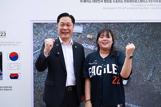 지난&nbsp;12일 대전 한화생명볼파크에서 열린 한화 방산&nbsp;3사 국가유공자 초청 야구관람 행사에서 시구를 맡은 이희완(왼쪽) 국가보훈부 차관과 행사에 참석한 천안함&nbsp;46용사 故 김경수 상사의 장녀 김다예 씨./사진=한화
