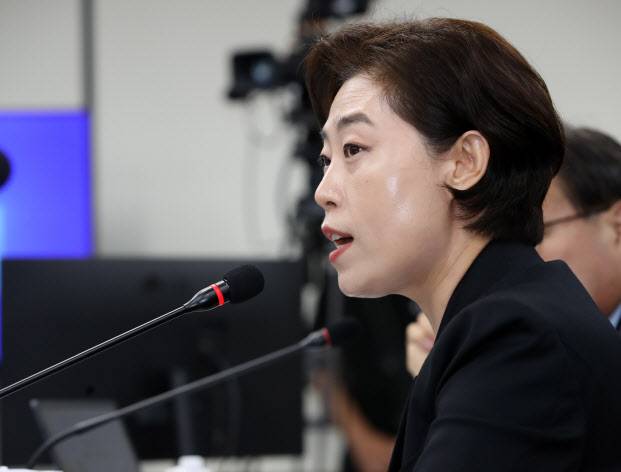 서지영 국민의힘 의원이 18일 오후 부산 금정구 부산대학교에서 열린 국회 교육위원회의 부산대, 경상국립대, 부산대병원, 부산대치과병원, 경상국립대병원에 대한 국정감사에서 이재명 더불어민주당 대표 피습 당시 서울대병원 전원과 헬기 이송 특혜 논란과 관련해 질의하고 있다. (사진 = 뉴스1)