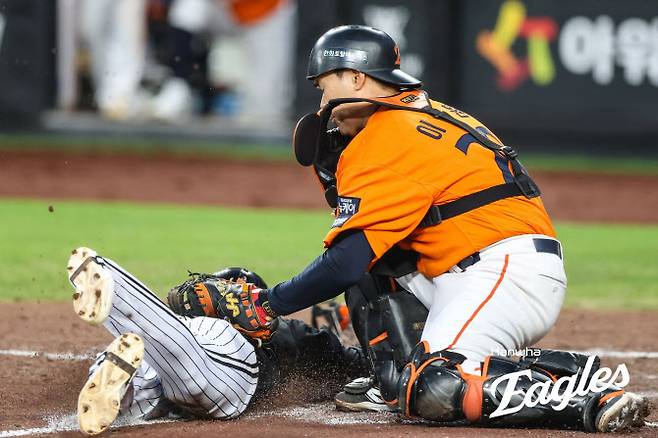 한화이글스 포수 이재원이 LG트윈스 3루 주자 김주성의 홈스틸 시도를 잡아내고 있다. 사진=한화이글스