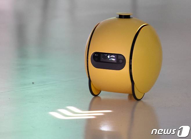 삼성전자의 AI 집사 로봇 '볼리'가 시연하고 있다./뉴스1 ⓒ News1 이재명 기자