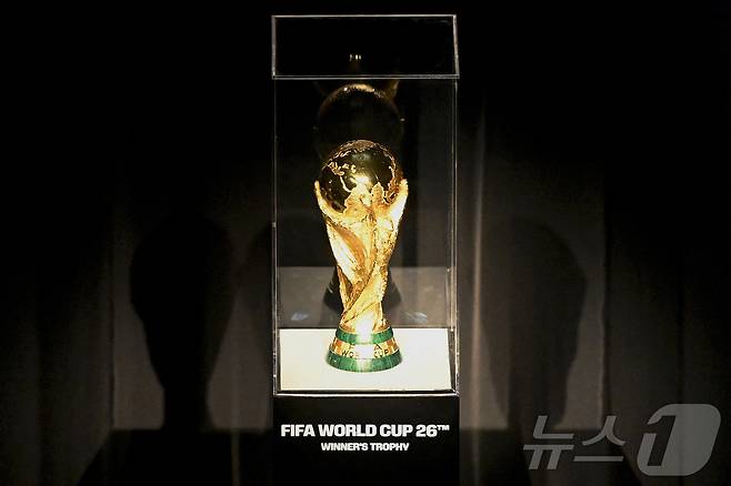 2026 북중미 월드컵의 우승 트로피. ⓒ AFP=뉴스1