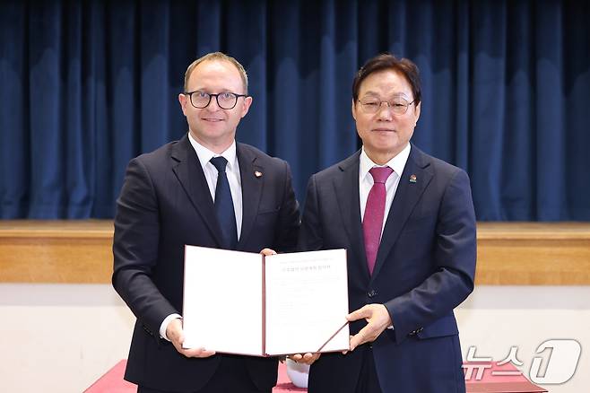 박완주 경남도지사(왼쪽)와 마르친 스퀴에라프스키 폴란드 포모르스키에주 부총리와 교류 협력 강화를 위한 협의서를 체결하고 기념사진을 찍고 있다.(경남도 제공. 재판매 및 DB 금지)