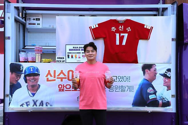 추신수 SSG 랜더스 구단주 보좌역 겸 육성총괄이 14일 '절친' 이대호에게 받은 커피차 선물 앞에서 기념사진을 촬영하고 있다. (SSG 랜더스 제공)