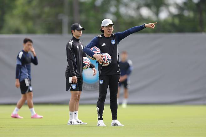 울산HD 김판곤 감독이 14일(한국시간) 미국 노스캐롤라이나주 샬럿에 있는 아트리움 헬스 퍼포먼스 파크에서 훈련을 지휘하고 있다. 사진 | 울산HD