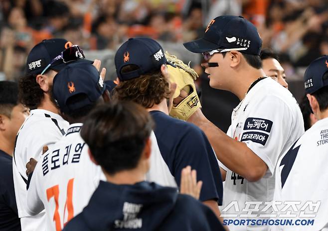 12일 대전 한화생명볼파크에서 열린 한화 이글스와 두산 베어스의 경기. 한화 마무리 김서현이 8회 2사 만루 위기를 막아낸 뒤 숨을 고르고 있다. 대전=박재만 기자 pjm@sportschosun.com/2025.06.12/