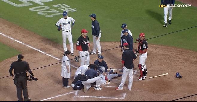 최지민의 헤드샷에 맞은 최정원(가운데)이 그라운드에 누워 응급처치를 받고 있다. 사진=MBC스포츠+, 티빙 중계 화면 캡쳐