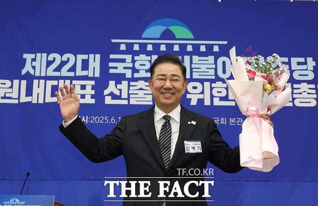 이재명 정부 출범 이후 처음 치러진 더불어민주당 원내대표 경선에서 3선의 김병기 의원이 최종 선출됐다. 권리당원과 의원 표심을 합산하는 새로운 방식이 적용된 이번 경선에서 김 의원과 서영교 의원은 팽팽한 접전을 벌일 것으로 예상됐으나 김 의원은 친명계의 결집된 지지를 바탕으로 승리를 거머쥐었다. /이새롬 기자