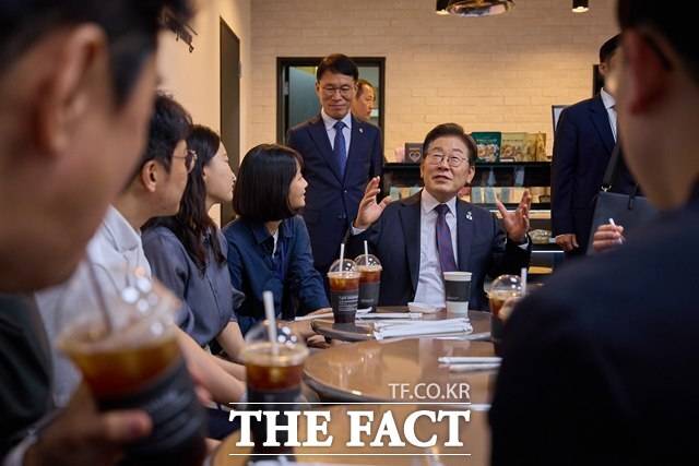 이재명 대통령이 10일 오후 용산 대통령실에서 기자들과 차담회에서 대화하는 모습. 이날 차담회는 예정되지 않은 일정이었다. /대통령실 제공