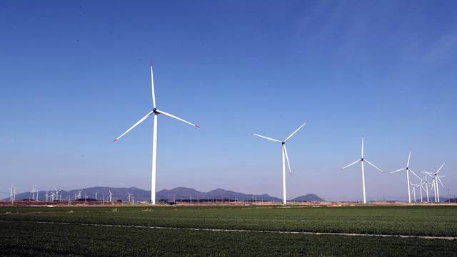 이재명 대통령이 대선후보 시절 대선 공약으로 내걸었던 ‘기후에너지부’ 신설을 두고 우려의 시선이 나오고 있다. 전남 영광군 염산면 일원에 준공된 영광풍력발전단지. / 뉴시스