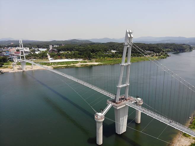'신륵사관광지'와 '금은모래강변공원' 부근을 잇는 '여주남한강출렁다리'는 한강 물줄기 위에 놓인 최초의 출렁다리다. 그 옛날 황포돛배 타고 오가던 강은 출렁다리 개통 후 관광지로 다시 한번 주목받고 있다. /이경호 영상미디어 기자