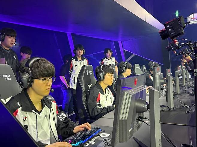 14일 부산 사직실내체육관에서 열린 LCK MSI 대표 선발전 4라운드에서 KT선수단이 경기 전 몸을 풀고 있다. ⓒ데일리안 황지현 기자