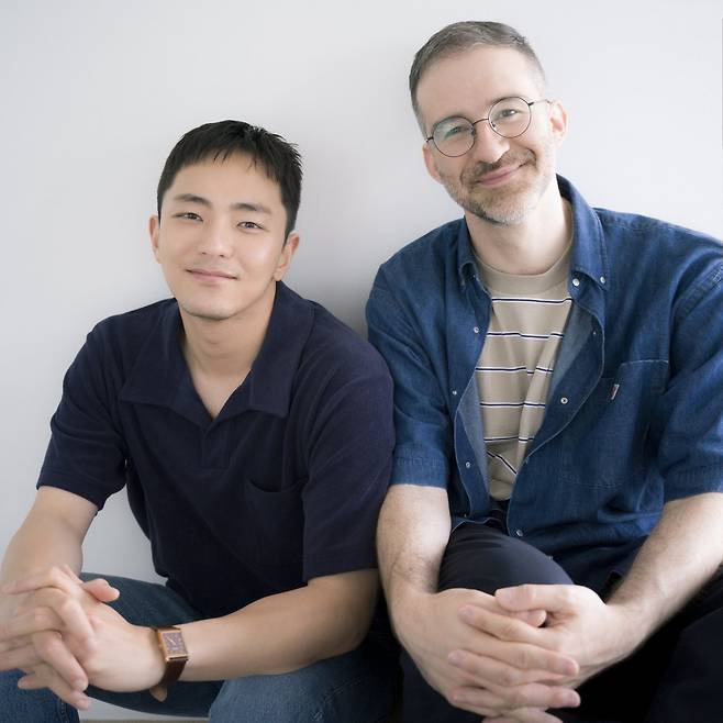 뮤지컬 ‘어쩌면 해피엔딩’의 박천휴 작가(왼쪽)와 윌 애런슨 작곡가. 박 작가는 “함께 이야기를 쓰고, 음악의 정서와 질감을 정하면서 매일 누구보다 많은 이야기를 나눈다”고 말했다. NHN링크 제공