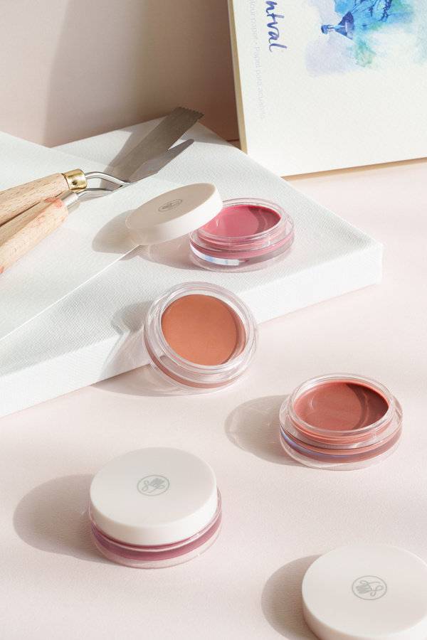 6만 원 상당의 샤넬 립밤과 비슷하다는 평가를 받는 손앤박 아티 스프레드 컬러밤은 3000원에 다이소에서 판매되고 있다. 다이소 제공