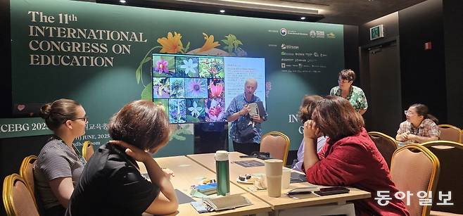 9일 열린  ‘참여형 예술: 식물에 대한 시각적 대화’ 워크숍. 한 참여자가 자신이 상상한 식물을 설명하고 있다. 김선미 기자 kimsunmi@donga.com