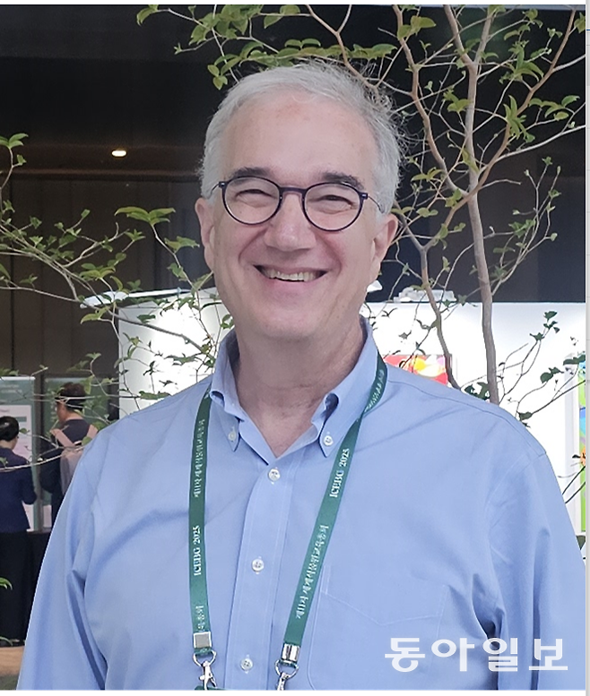 총회에서 만난 윌리엄 네드 프리드먼 미 하버드대 아놀드수목원장은 “한국의 함박꽃나무와 노각나무를 좋아한다”며 웃었다. 김선미 기자 kimsunmi@donga.com