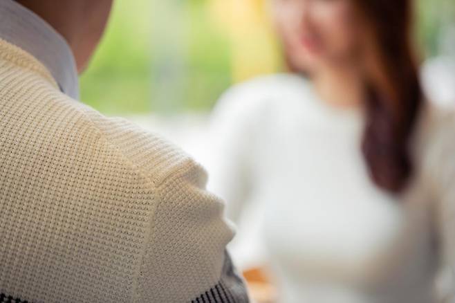 MZ세대 남녀 1000명을 대상으로 한 설문에서, 남성은 연애 상대 기준 1순위로 ‘성격’, 여성은 ‘외모’를 선택했다. 경제적 부담은 연애와 결혼 모두의 최대 걸림돌로 꼽혔다. 기존 통념을 뒤엎는 연애·결혼 인식 변화가 눈길을 끈다. 자료사진=게티이미지뱅크