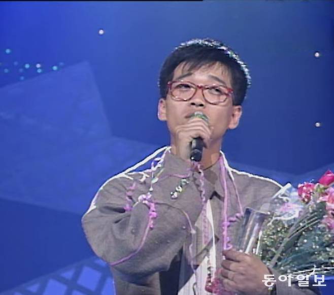 1994년 5월 KBS 가요톱10에서 ‘비창’으로 3째 주 1위를 차지한 뒤 앵콜을 하고 있는 이상우. KBS 유튜브 캡처