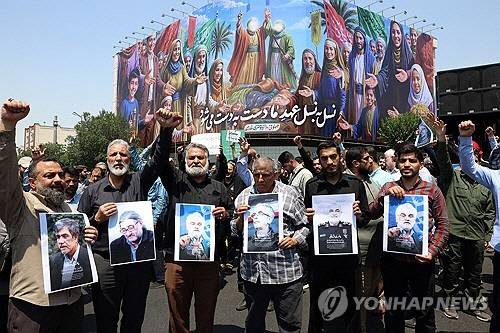 13일(현지시간) 이란 수도 테헤란에서 시위대가 이스라엘의 공격을 규탄하는 시위를 벌이고 있다.  [테헤란 EPA=연합뉴스]