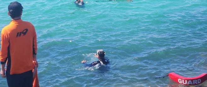 14일 오후 제주 함덕해수욕장에서 소방과 해경 등이 10대 A 군 구조 작업을 하고 있다. 제주소방안전본부 제공