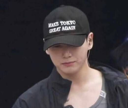 방탄소년단(BTS)의 정국이 13일 경기 고양종합운동장 주경기장에서 열린 팀 동료 제이홉 콘서트 리허설에서 ‘메이크 도쿄 그레이트 어게인’(MAKE TOKYO GREAT AGAIN∙도쿄를 다시 위대하게)이란 문구가 새겨진 검은색 모자를 쓰고 있다. 온라인 커뮤니티 캡처