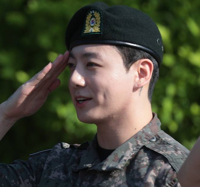 방탄소년단(BTS) 정국이 11일 경기도 연천군 연천공설운동장에서 취재진을 향해 거수경례를 하고 있다. 연합뉴스