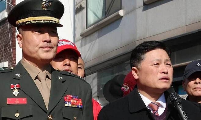 김정민 변호사가 지난해 3월 3차 공판이 열리는 서울 용산구 중앙지역군사법원 앞에서 해병대 예비역들과 함께 기자회견을 하고 있다. 연합뉴스