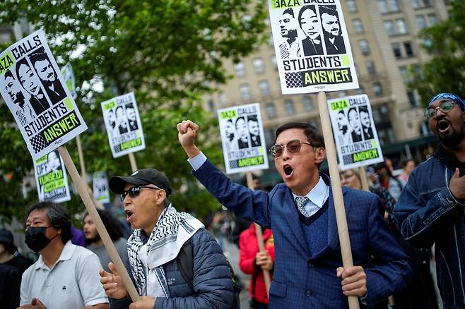 2025년 5월29일 미국 뉴욕에서 컬롬비아대학에 재학 중인 한국인 유학생 정윤서씨의 법정 심리 기간에 연방법원 인근에서 사람들이 집회를 열고 시위를 벌이고 있다. 정윤서는 팔레스타인 지지 시위에 참여한 이유로 체포되었고, 미국을 떠나라는 요구를 받았다. REUTERS
