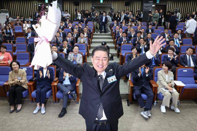 김병기 신임 원내대표가 13일 서울 여의도 국회에서 열린 제2기 원내대표 선출 의원총회에서 당선된 뒤 기뻐하고 있다. 공동취재