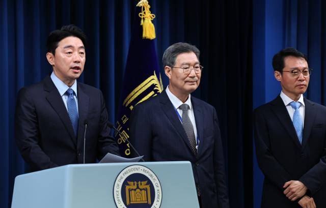 강훈식 비서실장이 8일 서울 용산구 대통령실 브리핑룸에서 이재명 대통령의 인선 관련 브리핑을 하고 있다. 왼쪽부터 강 비서실장, 오광수 민정수석, 이규연 홍보수석. 뉴시스