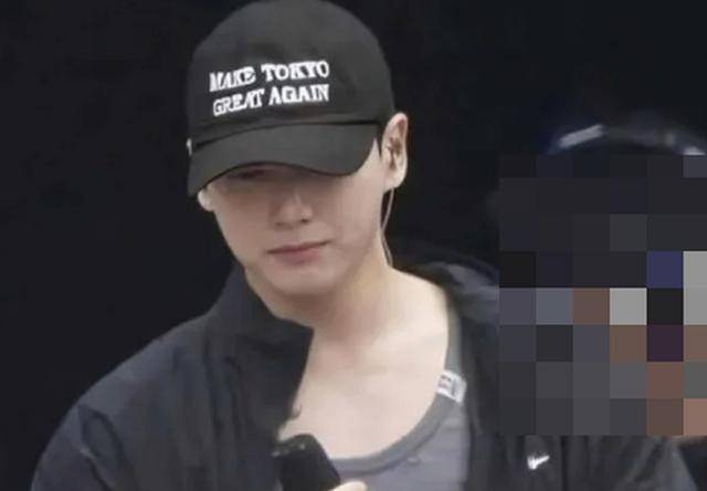 정국이 13일 제이홉의 콘서트를 앞두고 리허설 중 쓴 것으로 알려진 모자. 일본 극우 진영이 즐겨 쓰는 문구인 ''도쿄를 다시 위대하게(Make Tokyo Great Again)'가 쓰여 있다. 온라인 커뮤니티 캡처