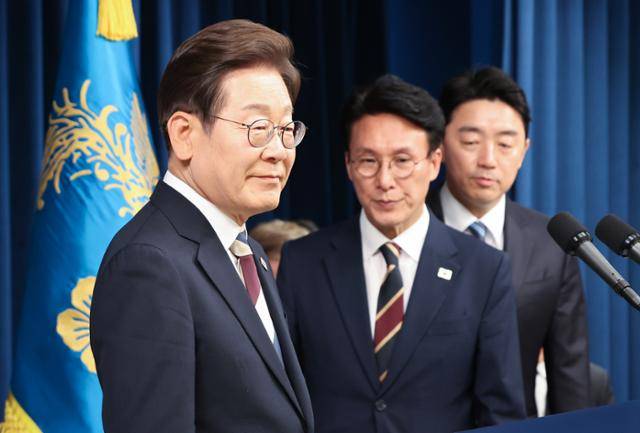 이재명 대통령이 4일 서울 용산구 대통령실 청사 브리핑룸에서 국무총리와 국정원장, 대통령 비서실장 등 인선발표를 하기 위해 입장하고 있다. 뉴스1