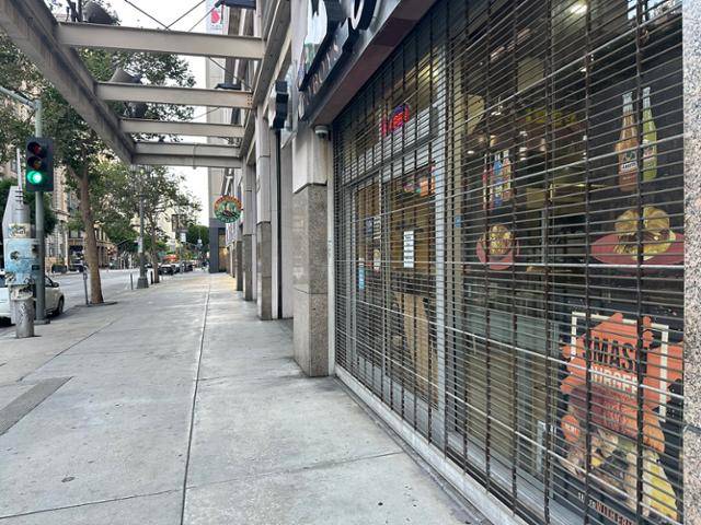 13일 미국 캘리포니아주 로스앤젤레스(LA) 시청 주변 한 상점의 문이 굳게 닫혀 있다. 로스앤젤레스=이서희 특파원