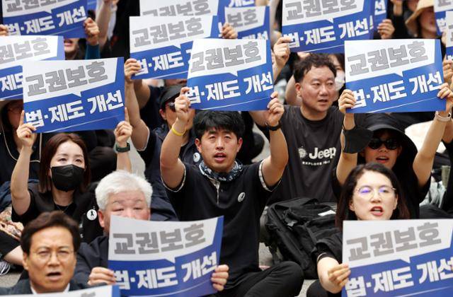 전국교직원노동조합·한국교원단체총연합회·교사노동조합연맹 등 교원단체 소속 교사들이 14일 오후 서울 종로구 정부서울청사 인근에서 학생 가족 민원에 시달리다 숨진 제주 중학교 교사 추모 및 교권 보호 대책 요구 집회를 하고 있다. 뉴시스