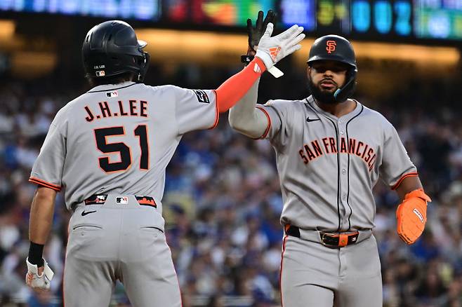 <yonhap photo-2820=""> LOS ANGELES, CALIFORNIA - JUNE 13: Jung Hoo Lee #51 of the San Francisco Giants welcomes teammate Heliot Ramos #17 home after Casey Schmitt #10 of the San Francisco Giants hit a home run in the third inning against the Los Angeles Dodgers at Dodger Stadium on June 13, 2025 in Los Angeles, California. John McCoy/Getty Images/AFP (Photo by John MCCOY / GETTY IMAGES NORTH AMERICA / Getty Images via AFP)/2025-06-14 14:07:47/ <저작권자 ⓒ 1980-2025 ㈜연합뉴스. 무단 전재 재배포 금지, AI 학습 및 활용 금지></yonhap>