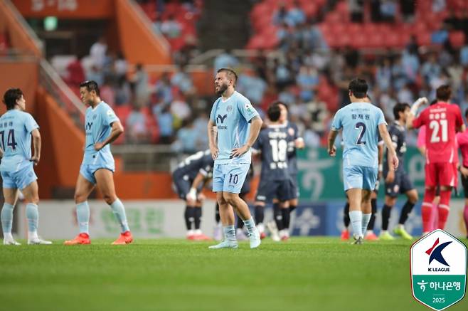 대구 선수단이 14일 제주월드컵경기장에서 열린 제주와의 K리그1 18라운드서 역전패한 뒤 아쉬워하고 있다. 사진=프로축구연맹