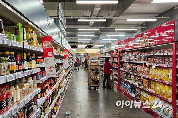 서울의 홈플러스에서 직원이 상품을 정리하고 있다.[사진=아이뉴스24 DB]