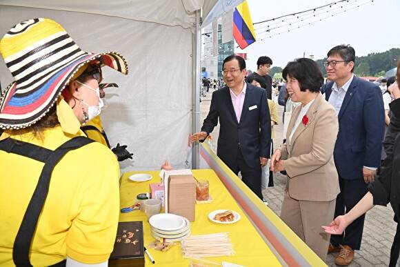 이현재 하남시장과 강정애 국가보훈부 장관 등이 함께 지난 13일 미사경정공원에서 열린 ‘2025 코리아 메모리얼 푸드 페스타’ 행사장을 둘러보고 있다. [사진=하남시]