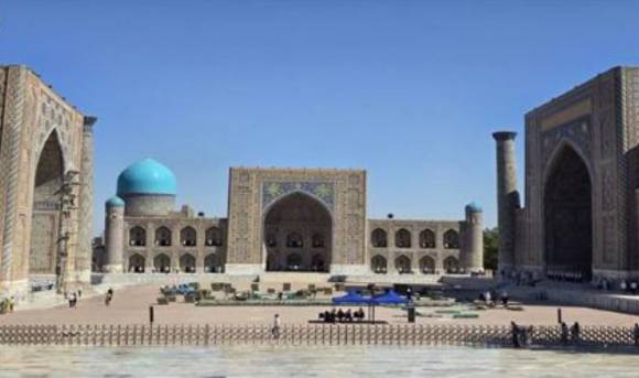 레기스탄 광장의 3개 '마드라사' 건물. [사진=윤영선]