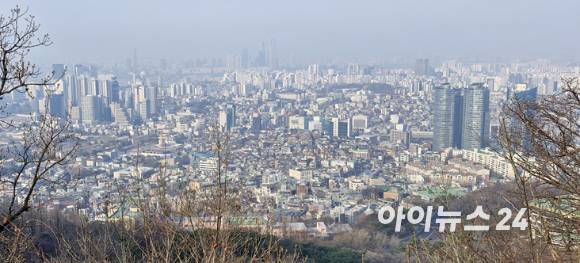 남산에서 바라본 서울 시내 전경이 미세먼지로 뿌옇다. 2025.04.04.