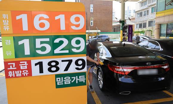 국내 한 주유소에서 운전자가 셀프 주유를 하고 있다. [사진=연합뉴스]