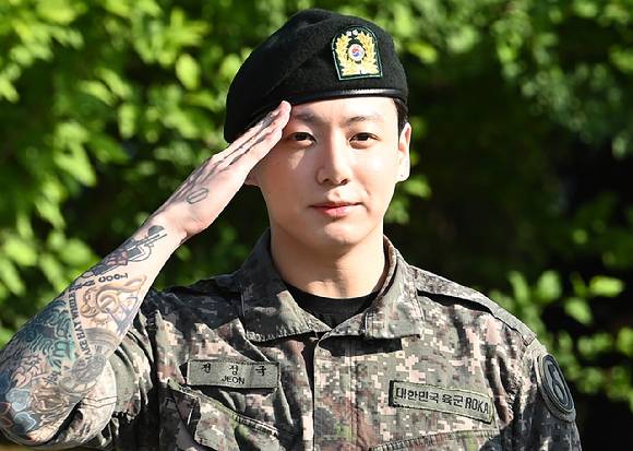 11일 오전 경기 연천군 연천공설운동장에서 진행된 전역 행사에서 정국이 포즈를 취하고 있다. [사진=곽영래 기자]