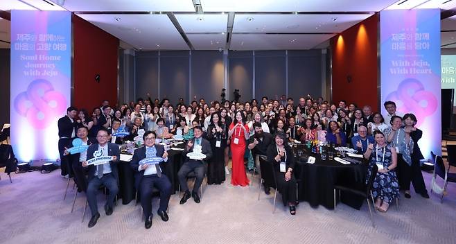 ‘Soul Home Journey with Jeju’ 공식 환영행사에서 참가자들이 단체 사진을 촬영하고 있다. (제주관광공사 제공)