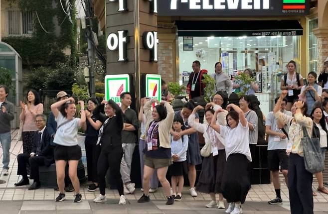 해외 입양인 참가자들이 제주시 누웨마루 거리에서 펼쳐진 버스킹 공연을 관람하고 있다. (제주관광공사 제공)