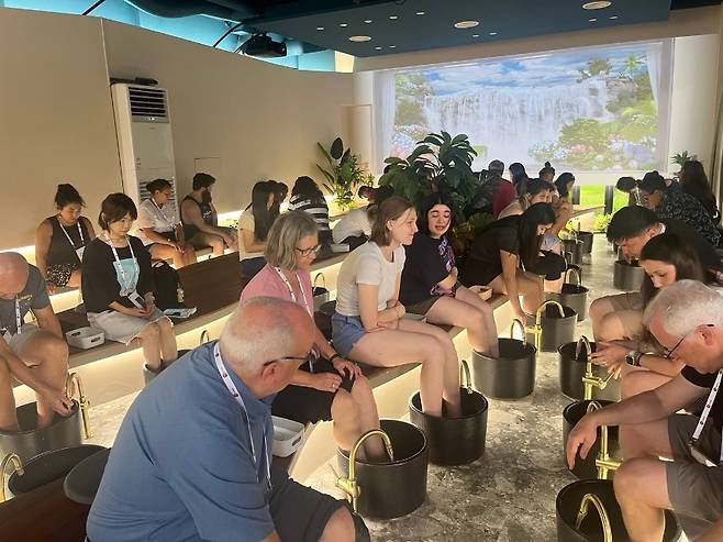 해외 입양인 참가자와 가족들이 제주의 전통족욕 체험에 참여하고 있다. (제주관광공사 제공)