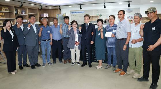 이재명 대통령이 13일 경기도 파주시 장단면 행정복지센터에서 접경지 주민 간담회 후 기념촬영을 하고 있다. 대통령통신사진기자단