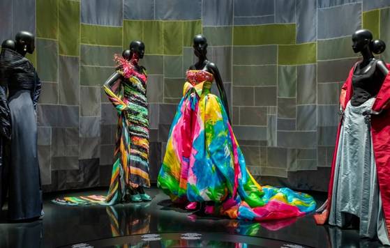 디올 하우스의 다양한 역사 담아낸 전시 ‘크리스찬 디올 : 디 자이너 오브 드림즈’. 사진 디올