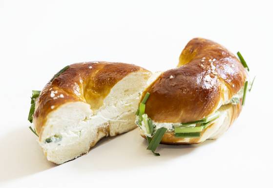 담백한 맛의 베이글을 반으로 갈라 잠봉햄, 버터, 쪽파, 치즈 크림 등 다양한 맛을 가미한 ‘런던 베이글 뮤지엄’의 베이글. 최영재 기자